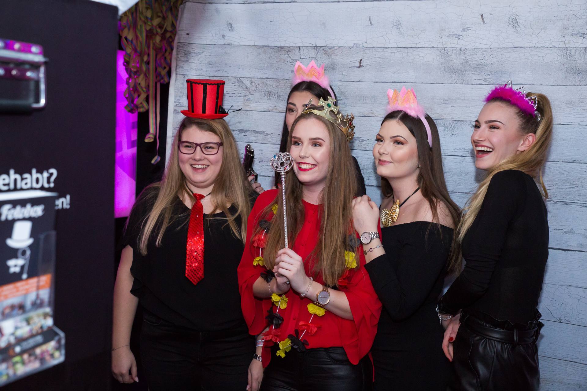 Gäste mit Accessoires vor der Fotobox